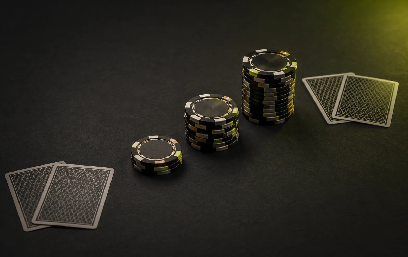 Three increasingly large poker-chip groups between two pairs of face-down cards